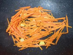 下入胡萝卜丝翻炒至变软。