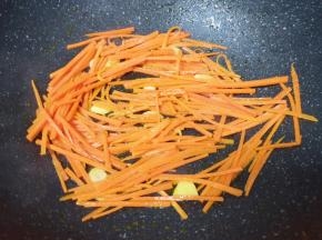 下入胡萝卜丝翻炒至变软。