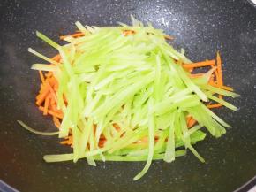 下入莴笋丝。