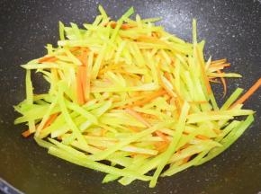 翻炒一分钟左右。