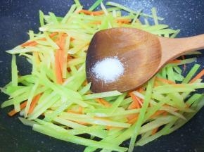 放盐调味。