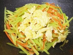 下入炒好的鸡蛋。