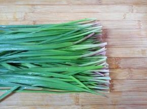 韭菜择洗干净控一下水分。
