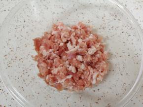 准备好猪肉馅。