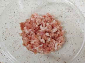 准备好猪肉馅。