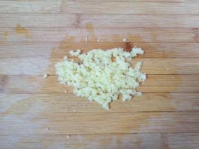 生姜剁成碎末。