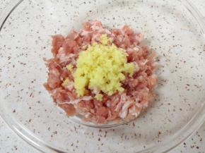 将生姜末放入肉馅里搅拌均匀。