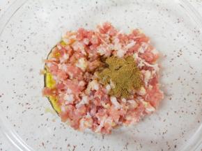 加入香料油和十三香搅拌均匀，让肉馅静置一会儿。