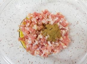 加入香料油和十三香搅拌均匀，让肉馅静置一会儿。
