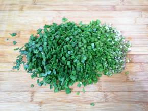 控过水分的韭菜切碎。