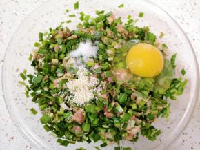 放盐和鸡精，打入一个鸡蛋。