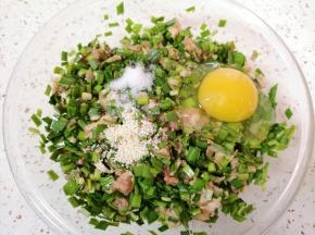 放盐和鸡精，打入一个鸡蛋。