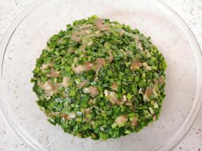 搅拌均匀，韭菜猪肉馅完成。