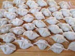 准备好饺子皮，包成自己喜欢的形状。