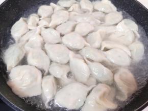 锅里放水烧开，下入包好的饺子煮熟。