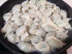 看一下煮熟的饺子，皮变成透明状，能看到里面的馅。