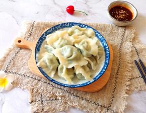 煮好的饺子盛出。