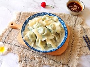 煮好的饺子盛出。