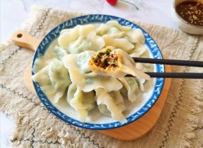 咬一口，皮薄馅大，又鲜又好吃。