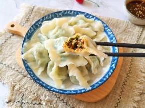 咬一口，皮薄馅大，又鲜又好吃。