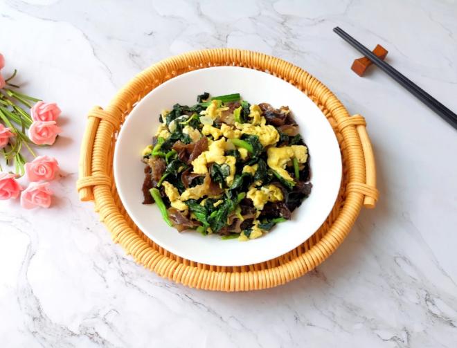 菠菜木耳炒鸡蛋