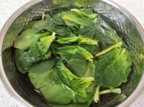 菠菜用水浸泡10分钟左右，清洗干净控一下水分。
