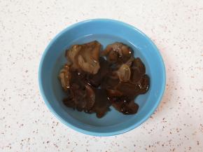 木耳提前泡发，洗干净撕成片。