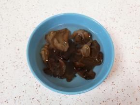 木耳提前泡发，洗干净撕成片。