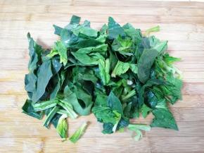 控过水的菠菜切成段。