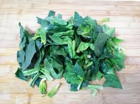 控过水的菠菜切成段。