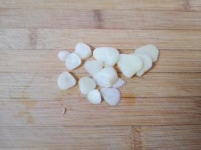 大蒜切成片。