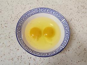 鸡蛋打散。