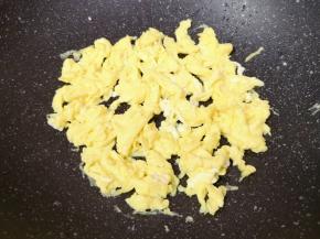 炒锅内倒适量的食用油烧热，倒入蛋液炒熟盛出备用。