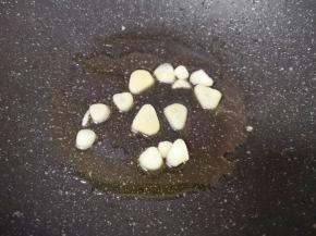 炒锅里继续倒油烧热，下入蒜片炒香。