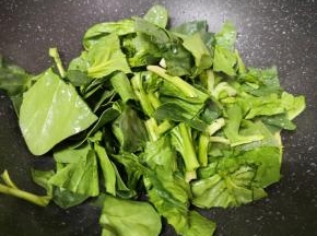 下入菠菜段。