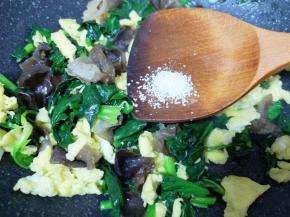 放蘑菇精翻炒均匀。