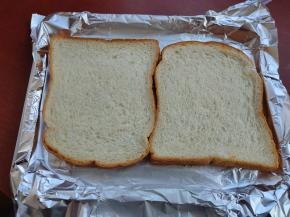 准备烤盘，铺上锡纸，放上两片吐司。