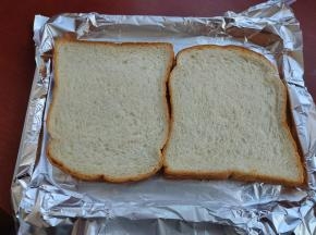 准备烤盘，铺上锡纸，放上两片吐司。