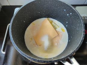 把准备好的食材全部放入小奶锅内，烤箱210度预热。