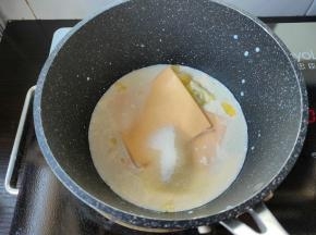 把准备好的食材全部放入小奶锅内，烤箱210度预热。