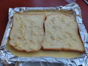 撒上少许杏仁片。