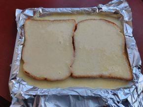 把做好的酱料淋在吐司片上。