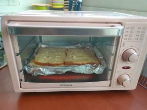 把吐司放入预热好的小烤箱下层，上下火烘烤8-10分钟。