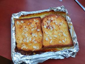 取出吐司，非常简单快手的熔岩乳酪就做好了，幸福的一天从早餐开始。