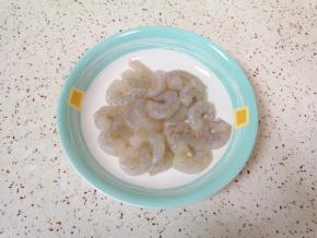 准备好虾仁清洗干净。