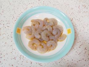 加入生抽和料酒搅拌均匀，腌制10分钟左右。