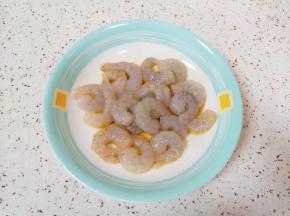 加入生抽和料酒搅拌均匀，腌制10分钟左右。