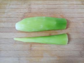 莴笋削皮清洗干净。