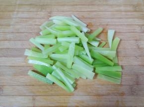 切成条状。