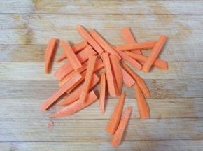 胡萝卜切成条状。